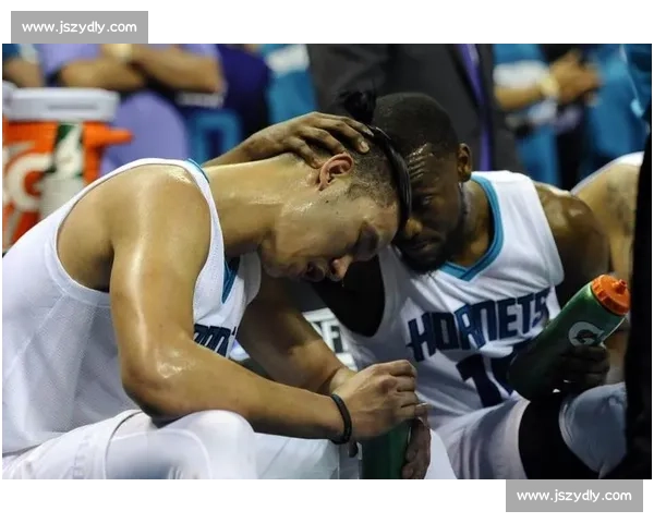 黄蜂勇战热火争夺季后赛席位 双方主力对决激烈场面引关注